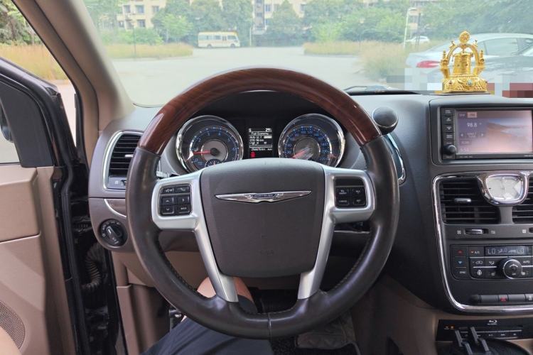 Used Chrysler Grand Voyager 2013 3.6L Luxury Edition Steering Wheel
