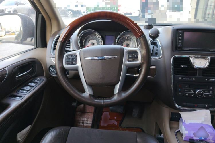 Used Chrysler Grand Voyager 2013 3.6L Luxury Edition Steering Wheel
