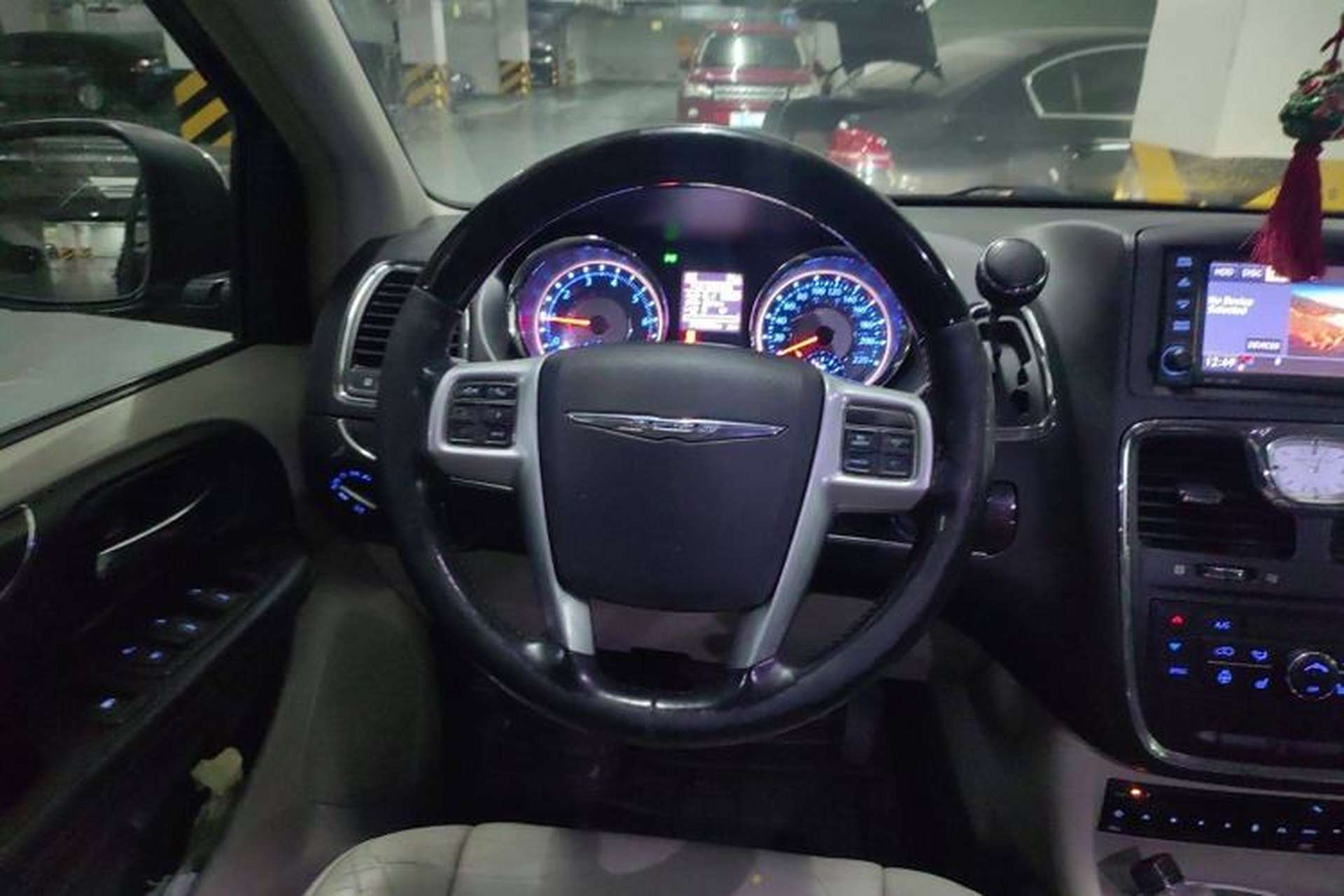 Used Chrysler Grand Voyager 2013 3.6L Luxury Edition Steering Wheel