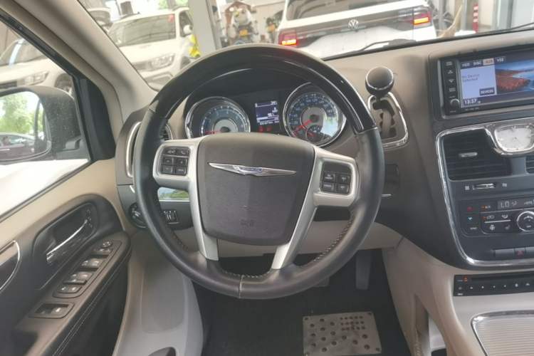 Used Chrysler Grand Voyager 2013 3.6L Luxury Edition Steering Wheel