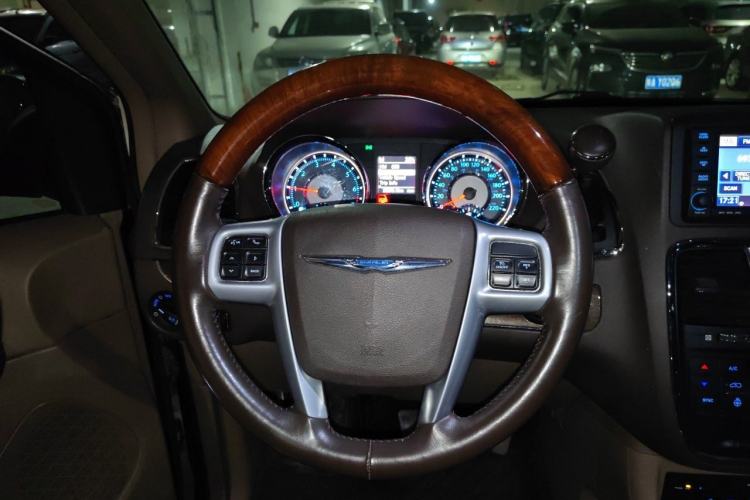 Used Chrysler Grand Voyager 2013 3.6L Luxury Edition Steering Wheel