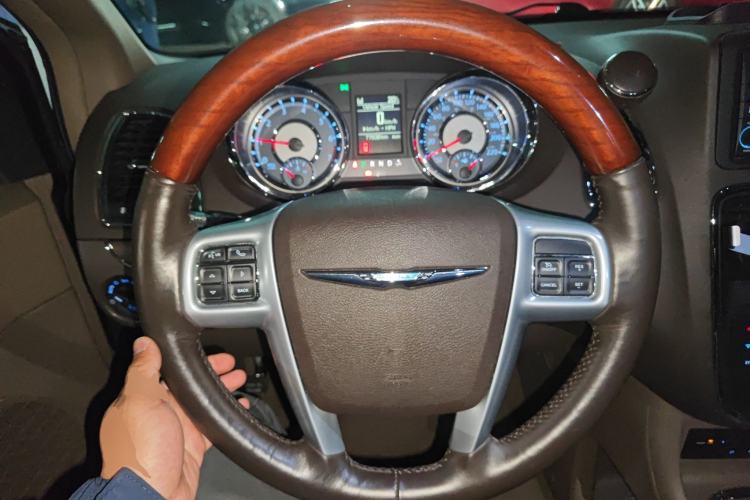 Used Chrysler Grand Voyager 2013 3.6L Luxury Edition Steering Wheel