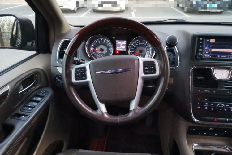 Used Chrysler Grand Voyager 2013 3.6L Luxury Edition Steering Wheel