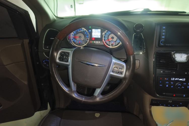 Used Chrysler Grand Voyager 2013 3.6L Luxury Edition Steering Wheel