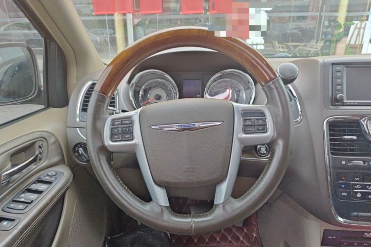 Used Chrysler Grand Voyager 2013 3.6L Luxury Edition Steering Wheel