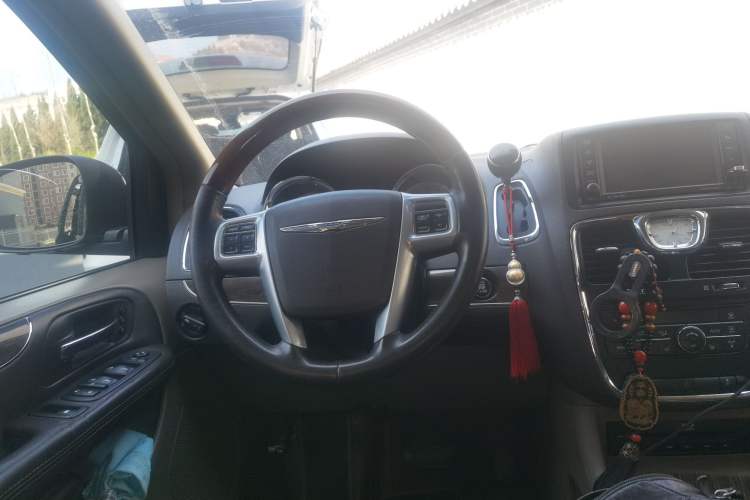 Used Chrysler Grand Voyager 2013 3.6L Luxury Edition Steering Wheel