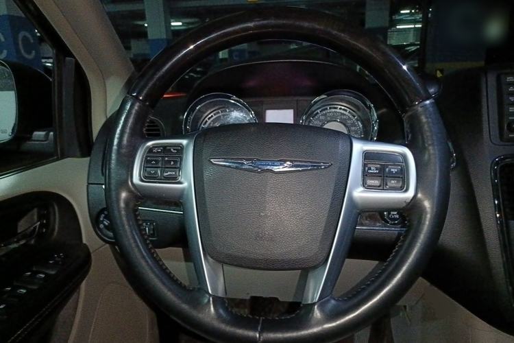 Used Chrysler Grand Voyager 2013 3.6L Luxury Edition Steering Wheel