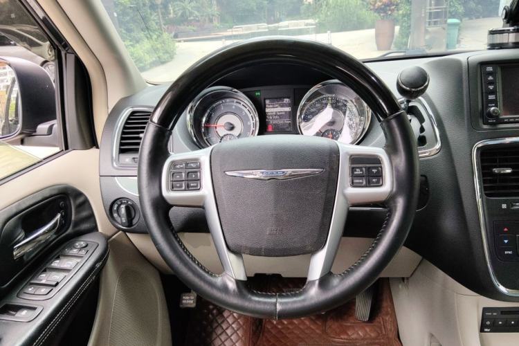 Used Chrysler Grand Voyager 2013 3.6L Luxury Edition Steering Wheel