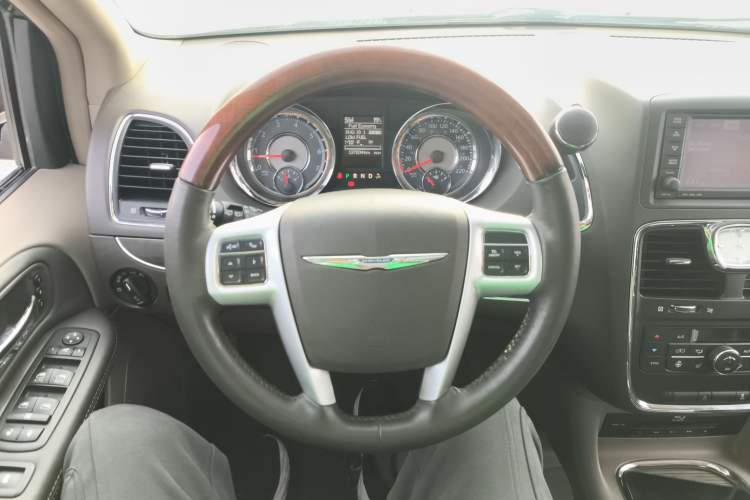 Used Chrysler Grand Voyager 2013 3.6L Luxury Edition Steering Wheel