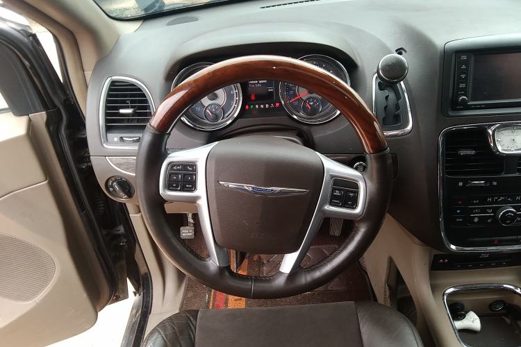 Used Chrysler Grand Voyager 2013 3.6L Luxury Edition Steering Wheel