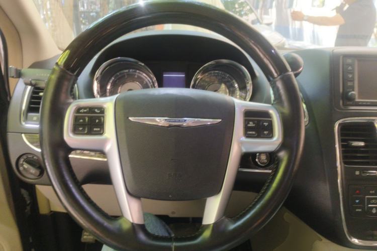 Used Chrysler Grand Voyager 2013 3.6L Luxury Edition Steering Wheel
