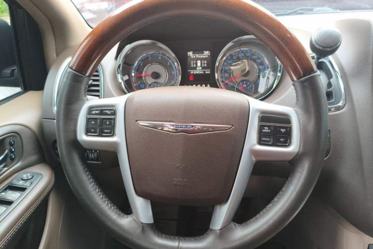 Used Chrysler Grand Voyager 2013 3.6L Luxury Edition Steering Wheel