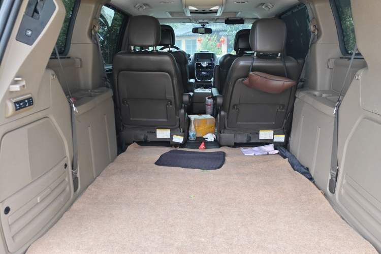 Used Chrysler Grand Voyager 2013 3.6L Luxury Edition Trunk