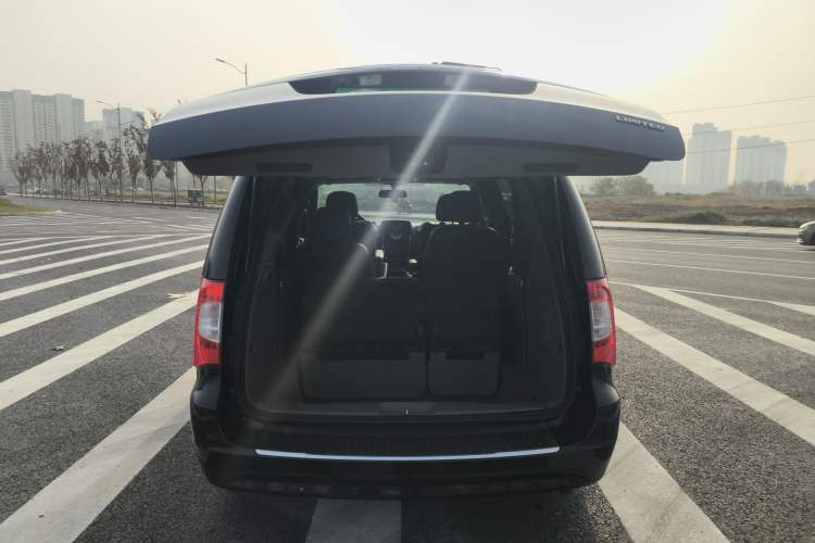 Used Chrysler Grand Voyager 2013 3.6L Luxury Edition Trunk