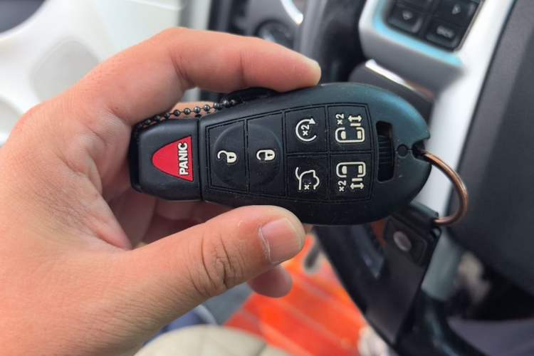 Used Chrysler Grand Voyager 2013 3.6L Luxury Edition Vehicle Key