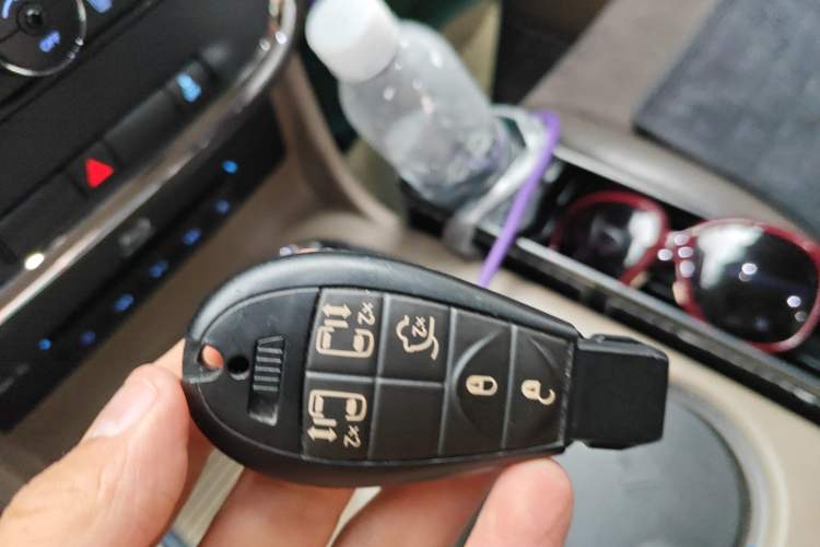 Used Chrysler Grand Voyager 2013 3.6L Luxury Edition Vehicle Key