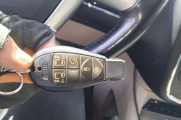 Used Chrysler Grand Voyager 2013 3.6L Luxury Edition Vehicle Key