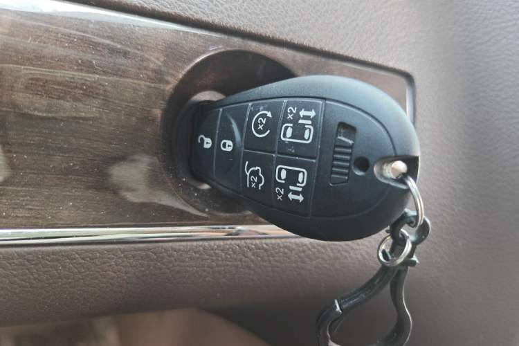 Used Chrysler Grand Voyager 2013 3.6L Luxury Edition Vehicle Key