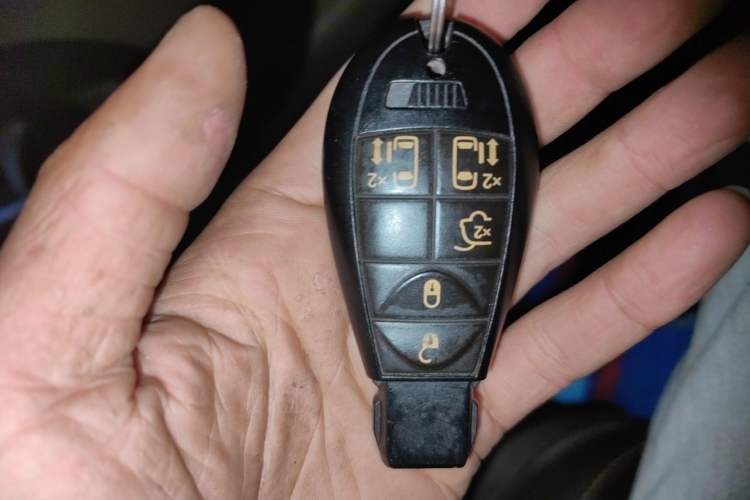 Used Chrysler Grand Voyager 2013 3.6L Luxury Edition Vehicle Key