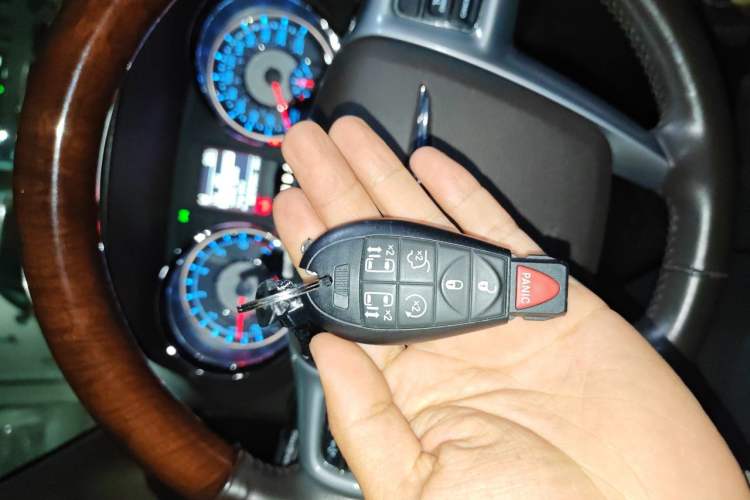 Used Chrysler Grand Voyager 2013 3.6L Luxury Edition Vehicle Key