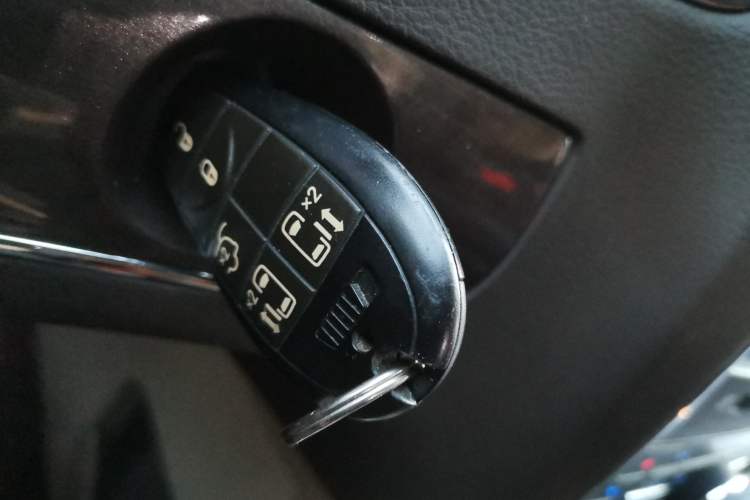 Used Chrysler Grand Voyager 2013 3.6L Luxury Edition Vehicle Key