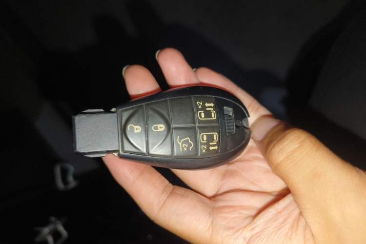 Used Chrysler Grand Voyager 2013 3.6L Luxury Edition Vehicle Key
