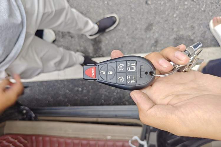 Used Chrysler Grand Voyager 2013 3.6L Luxury Edition Vehicle Key