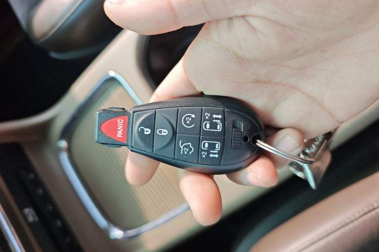 Used Chrysler Grand Voyager 2013 3.6L Luxury Edition Vehicle Key