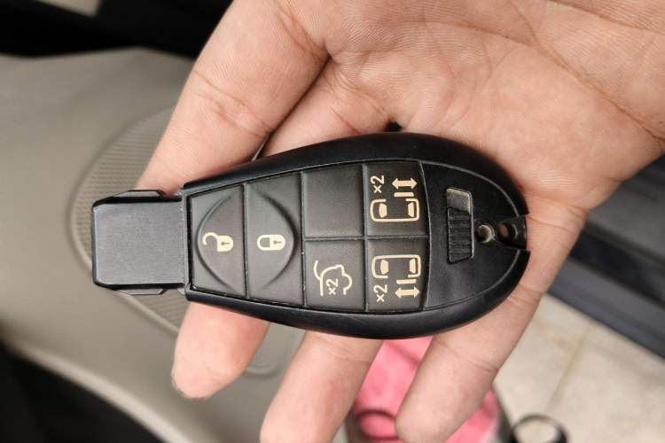 Used Chrysler Grand Voyager 2013 3.6L Luxury Edition Vehicle Key