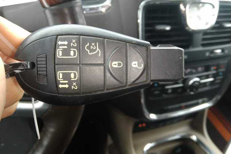 Used Chrysler Grand Voyager 2013 3.6L Luxury Edition Vehicle Key