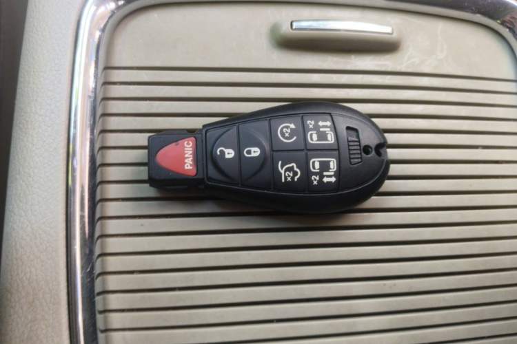 Used Chrysler Grand Voyager 2013 3.6L Luxury Edition Vehicle Key