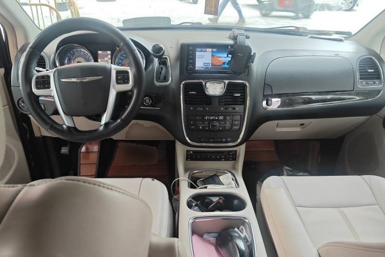Used Chrysler Grand Voyager 2013 3.6L Luxury Edition Center Console