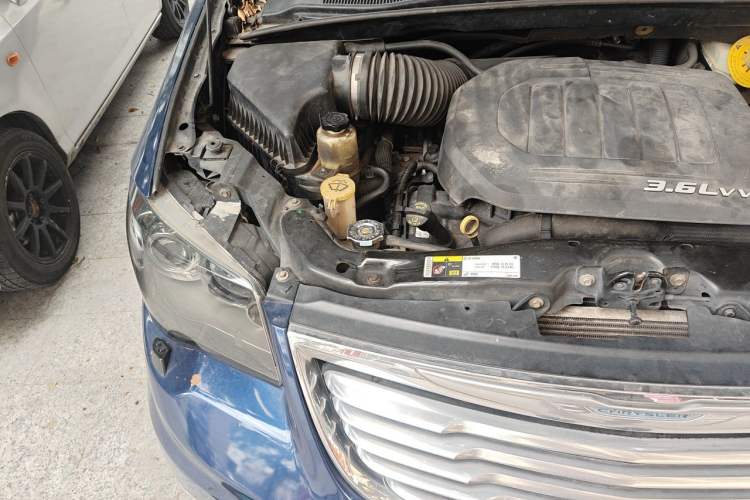 Used Chrysler Grand Voyager 2013 3.6L Luxury Edition Engine Bay Right