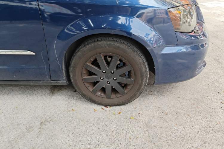 Used Chrysler Grand Voyager 2013 3.6L Luxury Edition Right Front Wheel Hub