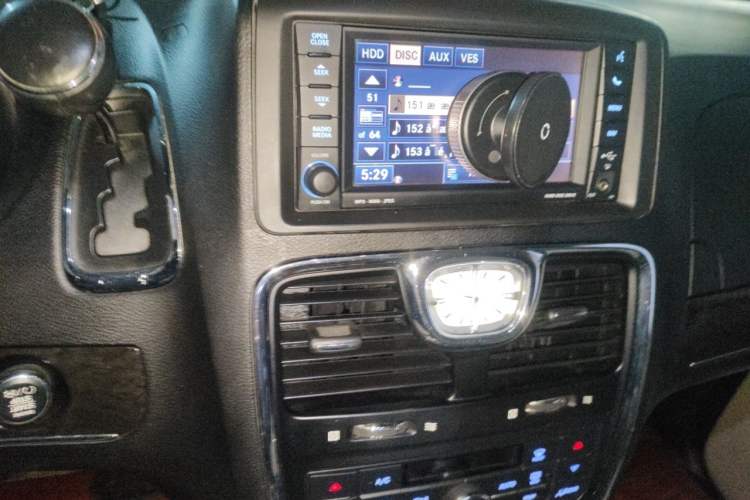 Used Chrysler Grand Voyager 2013 3.6L Luxury Edition Audio And AC Panel