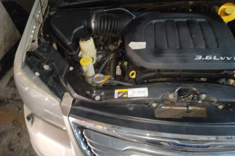 Used Chrysler Grand Voyager 2013 3.6L Luxury Edition Engine Bay Right
