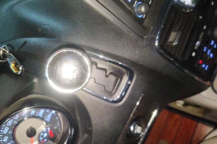 Used Chrysler Grand Voyager 2013 3.6L Luxury Edition Gear Lever