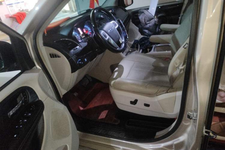 Used Chrysler Grand Voyager 2013 3.6L Luxury Edition Left Front Seat