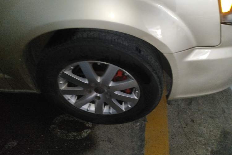 Used Chrysler Grand Voyager 2013 3.6L Luxury Edition Right Front Wheel Hub