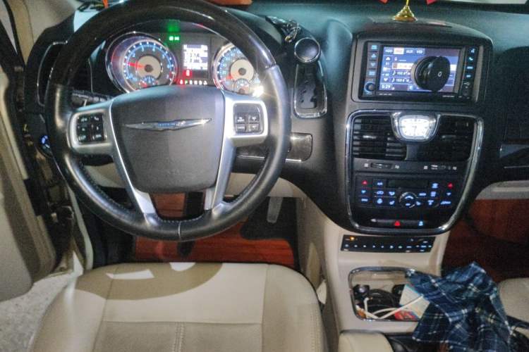 Used Chrysler Grand Voyager 2013 3.6L Luxury Edition Steering Wheel