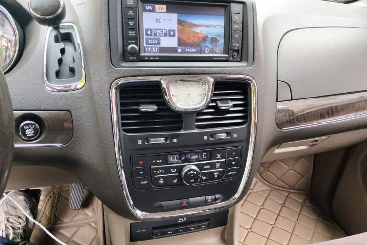 Used Chrysler Grand Voyager 2013 3.6L Luxury Edition Audio And AC Panel