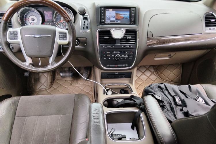 Used Chrysler Grand Voyager 2013 3.6L Luxury Edition Center Console