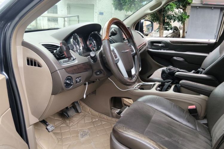 Used Chrysler Grand Voyager 2013 3.6L Luxury Edition Driver Seat
