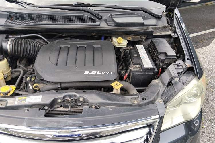 Used Chrysler Grand Voyager 2013 3.6L Luxury Edition Engine Bay Left