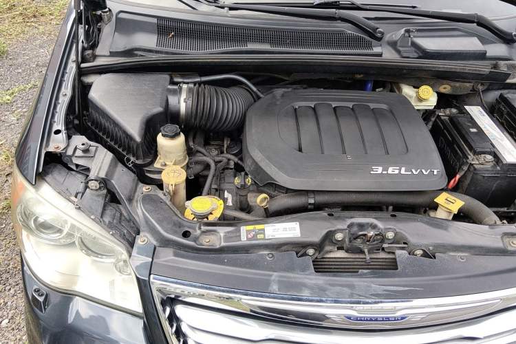 Used Chrysler Grand Voyager 2013 3.6L Luxury Edition Engine Bay Right