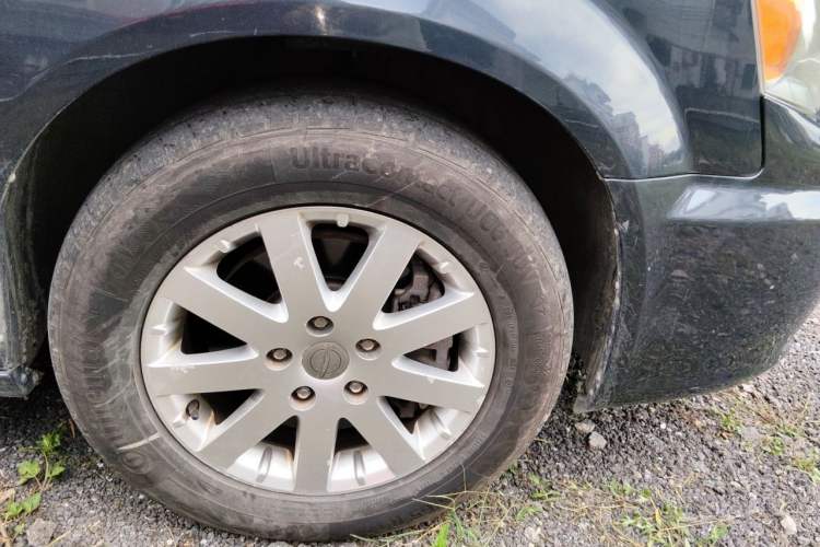 Used Chrysler Grand Voyager 2013 3.6L Luxury Edition Right Front Wheel Hub