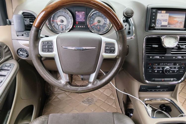 Used Chrysler Grand Voyager 2013 3.6L Luxury Edition Steering Wheel