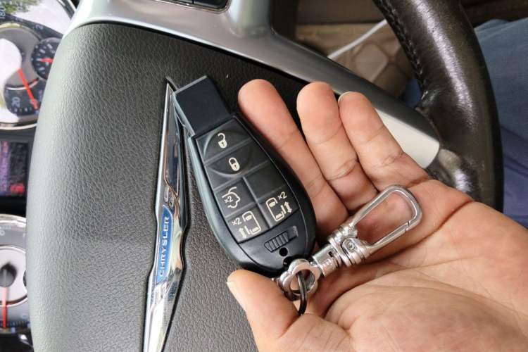 Used Chrysler Grand Voyager 2013 3.6L Luxury Edition Vehicle Key