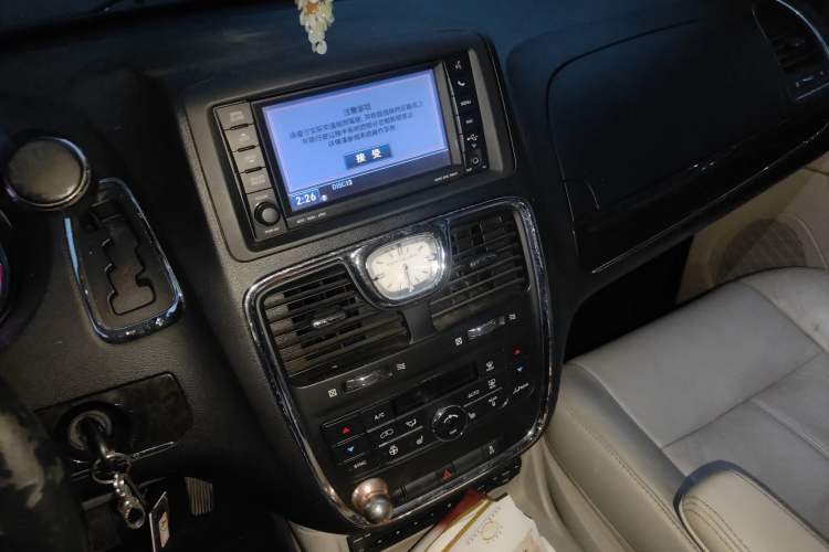Used Chrysler Grand Voyager 2013 3.6L Luxury Edition Audio And AC Panel