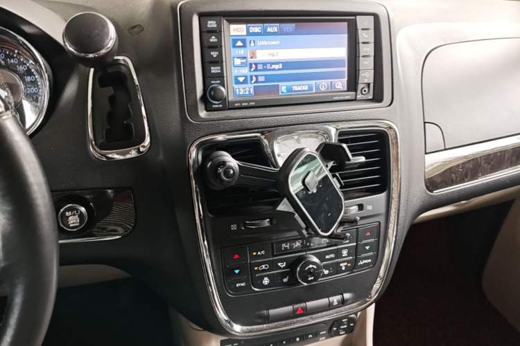 Used Chrysler Grand Voyager 2013 3.6L Luxury Edition Audio And AC Panel